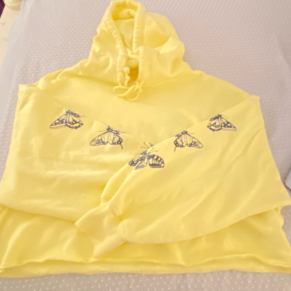 Yellow cropped hoodie w butterfly decal